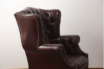 中古　美品　IDC大塚家具　本革　重厚感のある佇まいが魅力的なチェスターフィールド様式の1人掛けレザーソファ(ウイングバックチェア、ウィングバックチェア、アームソファ、1Pソファ)(定価約35万円)(R-060118)