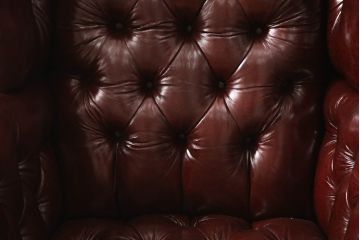 中古　美品　IDC大塚家具　本革　重厚感のある佇まいが魅力的なチェスターフィールド様式の1人掛けレザーソファ(ウイングバックチェア、ウィングバックチェア、アームソファ、1Pソファ)(定価約35万円)(R-060118)
