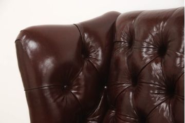 中古　美品　IDC大塚家具　本革　重厚感のある佇まいが魅力的なチェスターフィールド様式の1人掛けレザーソファ(ウイングバックチェア、ウィングバックチェア、アームソファ、1Pソファ)(定価約35万円)(R-060118)