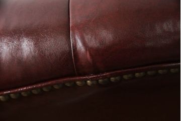 中古　美品　IDC大塚家具　本革　重厚感のある佇まいが魅力的なチェスターフィールド様式の1人掛けレザーソファ(ウイングバックチェア、ウィングバックチェア、アームソファ、1Pソファ)(定価約35万円)(R-060118)