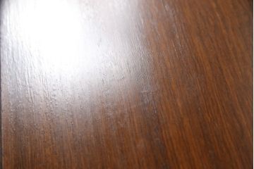 中古　IDC大塚家具　幕板と脚の凝ったデザインが上質な空間を演出するローテーブル(センターテーブル、リビングテーブル)(定価約40万円)(R-060119)