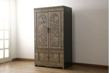 中古　美品　韓国民芸家具　圧巻の螺鈿(ラデン)細工がインパクト抜群の大振りなワードローブ(収納棚、洋服タンス、衣装箪笥)(定価約200万円)(R-060120)