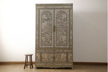 中古　美品　韓国民芸家具　圧巻の螺鈿(ラデン)細工がインパクト抜群の大振りなワードローブ(収納棚、洋服タンス、衣装箪笥)(定価約200万円)(R-060120)