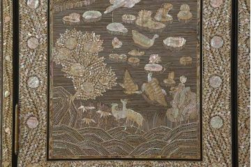 中古　美品　韓国民芸家具　圧巻の螺鈿(ラデン)細工がインパクト抜群の大振りなワードローブ(収納棚、洋服タンス、衣装箪笥)(定価約200万円)(R-060120)