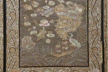 中古　美品　韓国民芸家具　圧巻の螺鈿(ラデン)細工がインパクト抜群の大振りなワードローブ(収納棚、洋服タンス、衣装箪笥)(定価約200万円)(R-060120)