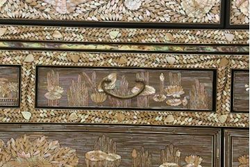中古　美品　韓国民芸家具　圧巻の螺鈿(ラデン)細工がインパクト抜群の大振りなワードローブ(収納棚、洋服タンス、衣装箪笥)(定価約200万円)(R-060120)