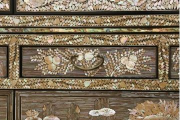 中古　美品　韓国民芸家具　圧巻の螺鈿(ラデン)細工がインパクト抜群の大振りなワードローブ(収納棚、洋服タンス、衣装箪笥)(定価約200万円)(R-060120)
