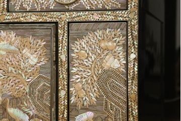 中古　美品　韓国民芸家具　圧巻の螺鈿(ラデン)細工がインパクト抜群の大振りなワードローブ(収納棚、洋服タンス、衣装箪笥)(定価約200万円)(R-060120)
