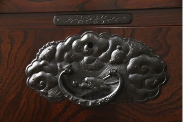 中古　美品　岩谷堂箪笥　黒々とした龍の金具が存在感を放つ収納箪笥(和たんす、整理箪笥、衣装タンス、サイドチェスト、引き出し)(R-060121)