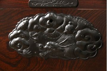中古　美品　岩谷堂箪笥　黒々とした龍の金具が存在感を放つ収納箪笥(和たんす、整理箪笥、衣装タンス、サイドチェスト、引き出し)(R-060121)