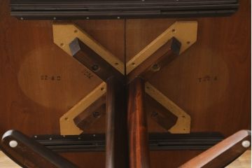 北欧ビンテージ　チーク材　ナチュラルな雰囲気のお部屋に取り入れやすいシンプルな丸テーブル(ラウンドテーブル、ダイニングテーブル、2人掛け、カフェテーブル、コーヒーテーブル、ヴィンテージ)(R-060128)