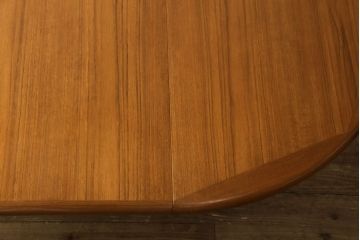 北欧ビンテージ　デンマーク　ナチュラルな雰囲気が魅力的なエクステンションテーブルテーブル(ラウンドテーブル、ダイニングテーブル、2人掛け、4人掛け、ヴィンテージ)(R-060129)