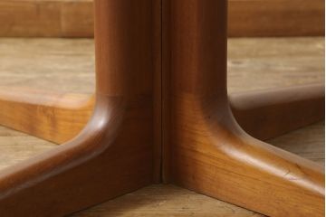 北欧ビンテージ　デンマーク　ナチュラルな雰囲気が魅力的なエクステンションテーブルテーブル(ラウンドテーブル、ダイニングテーブル、2人掛け、4人掛け、ヴィンテージ)(R-060129)