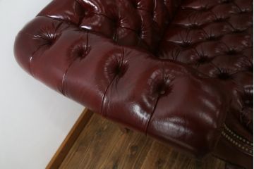 中古　展示品　超美品　IDC大塚家具取り扱い　ベーカー(Baker)　流れるようなデザインと本革の落ち着いた色味が高級感を演出する3人掛けレザーソファ(3P、2P、2人掛け、チェスターフィールド)(定価約200万円)(R-060134)