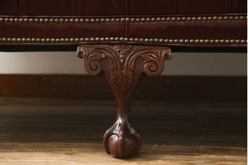 中古　展示品　超美品　IDC大塚家具取り扱い　ベーカー(Baker)　流れるようなデザインと本革の落ち着いた色味が高級感を演出する3人掛けレザーソファ(3P、2P、2人掛け、チェスターフィールド)(定価約200万円)(R-060134)