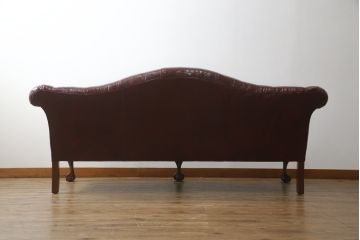 中古　展示品　超美品　IDC大塚家具取り扱い　ベーカー(Baker)　流れるようなデザインと本革の落ち着いた色味が高級感を演出する3人掛けレザーソファ(3P、2P、2人掛け、チェスターフィールド)(定価約200万円)(R-060134)