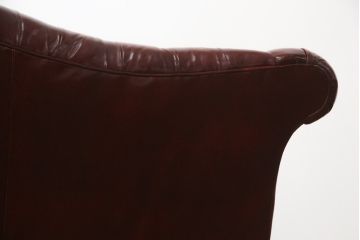 中古　展示品　超美品　IDC大塚家具取り扱い　ベーカー(Baker)　流れるようなデザインと本革の落ち着いた色味が高級感を演出する3人掛けレザーソファ(3P、2P、2人掛け、チェスターフィールド)(定価約200万円)(R-060134)