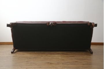 中古　展示品　超美品　IDC大塚家具取り扱い　ベーカー(Baker)　流れるようなデザインと本革の落ち着いた色味が高級感を演出する3人掛けレザーソファ(3P、2P、2人掛け、チェスターフィールド)(定価約200万円)(R-060134)