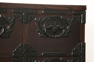 中古　美品　岩谷堂箪笥　希少サイズ　重厚感のある金具が魅力的な重ね箪笥(洋服タンス、衣装箪笥、和箪笥、収納箪笥、引き出し、上下バラ売り可能)(R-060137)