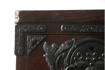 中古　美品　岩谷堂箪笥　希少サイズ　重厚感のある金具が魅力的な重ね箪笥(洋服タンス、衣装箪笥、和箪笥、収納箪笥、引き出し、上下バラ売り可能)(R-060137)