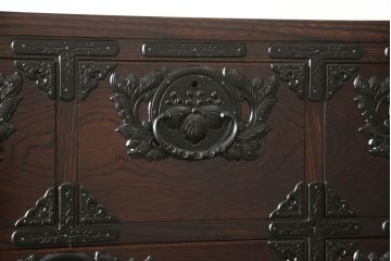 中古　美品　岩谷堂箪笥　希少サイズ　重厚感のある金具が魅力的な重ね箪笥(洋服タンス、衣装箪笥、和箪笥、収納箪笥、引き出し、上下バラ売り可能)(R-060137)