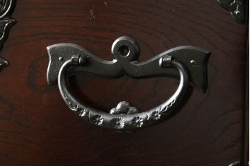 中古　美品　岩谷堂箪笥　希少サイズ　重厚感のある金具が魅力的な重ね箪笥(洋服タンス、衣装箪笥、和箪笥、収納箪笥、引き出し、上下バラ売り可能)(R-060137)
