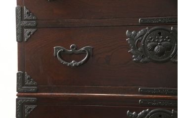 中古　美品　岩谷堂箪笥　希少サイズ　重厚感のある金具が魅力的な重ね箪笥(洋服タンス、衣装箪笥、和箪笥、収納箪笥、引き出し、上下バラ売り可能)(R-060137)