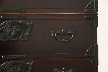 中古　美品　岩谷堂箪笥　希少サイズ　重厚感のある金具が魅力的な重ね箪笥(洋服タンス、衣装箪笥、和箪笥、収納箪笥、引き出し、上下バラ売り可能)(R-060137)