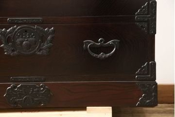 中古　美品　岩谷堂箪笥　希少サイズ　重厚感のある金具が魅力的な重ね箪笥(洋服タンス、衣装箪笥、和箪笥、収納箪笥、引き出し、上下バラ売り可能)(R-060137)
