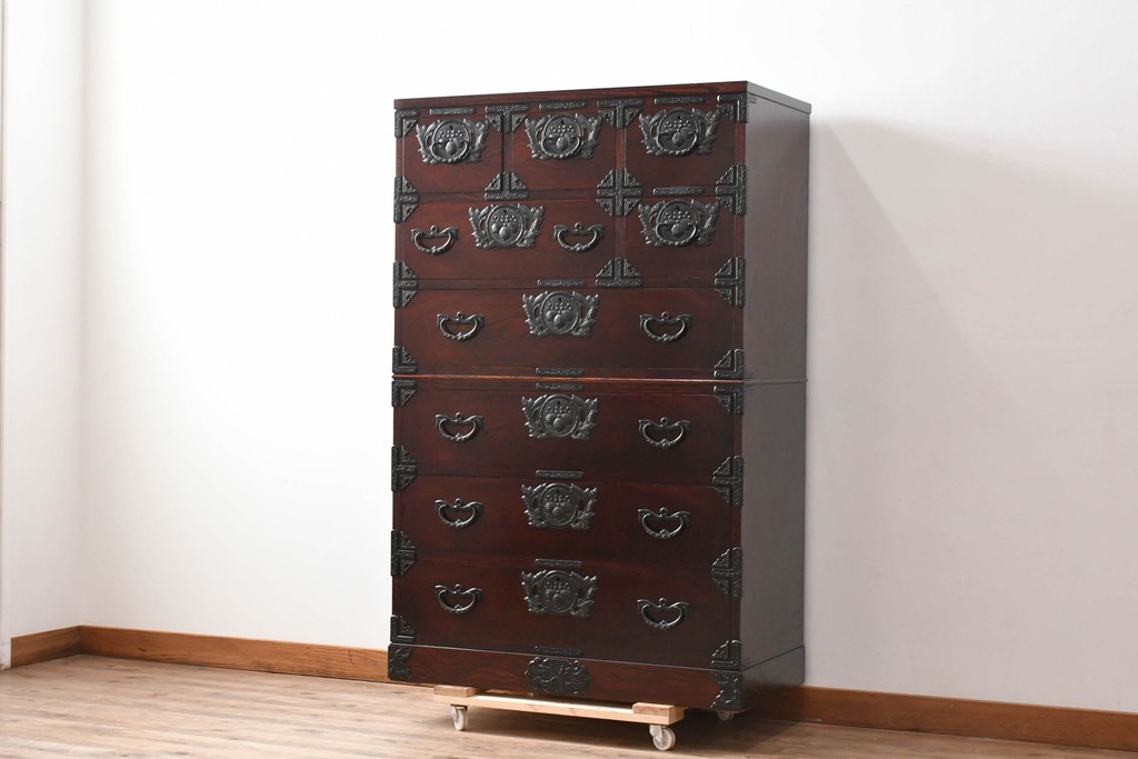 中古　美品　岩谷堂箪笥　希少サイズ　重厚感のある金具が魅力的な重ね箪笥　(R-060137)