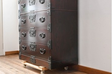 中古　美品　岩谷堂箪笥　希少サイズ　重厚感のある金具が魅力的な重ね箪笥　(R-060137)