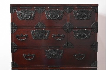 中古　美品　岩谷堂箪笥　希少サイズ　重厚感のある金具が魅力的な重ね箪笥　(R-060137)
