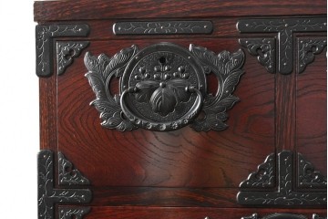 中古　美品　岩谷堂箪笥　希少サイズ　重厚感のある金具が魅力的な重ね箪笥　(R-060137)