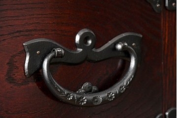 中古　美品　岩谷堂箪笥　希少サイズ　重厚感のある金具が魅力的な重ね箪笥　(R-060137)