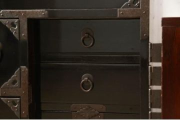 和製アンティーク　中桐材　艶やかな黒漆塗りが美しい庄内箪笥(時代箪笥、和タンス、桐たんす、桐箪笥、引き出し)(R-060140)