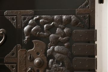 和製アンティーク　中桐材　艶やかな黒漆塗りが美しい庄内箪笥(時代箪笥、和タンス、桐たんす、桐箪笥、引き出し)(R-060140)