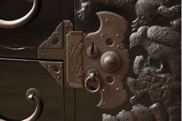 和製アンティーク　中桐材　艶やかな黒漆塗りが美しい庄内箪笥(時代箪笥、和タンス、桐たんす、桐箪笥、引き出し)(R-060140)