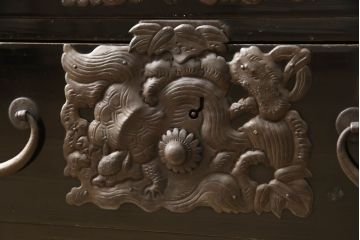 和製アンティーク　中桐材　艶やかな黒漆塗りが美しい庄内箪笥(時代箪笥、和タンス、桐たんす、桐箪笥、引き出し)(R-060140)