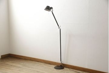 中古　イタリア　アルテミデ社(Artemide)　インダストリアルスタイルの空間づくりに活躍するフロアスタンド(スタンドライト、スタンド照明)(R-060142)