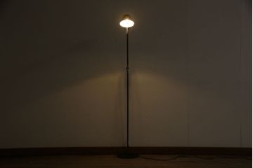中古　イタリア　アルテミデ社(Artemide)　インダストリアルスタイルの空間づくりに活躍するフロアスタンド(スタンドライト、スタンド照明)(R-060142)