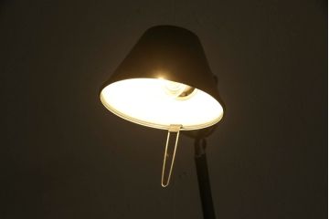 中古　イタリア　アルテミデ社(Artemide)　インダストリアルスタイルの空間づくりに活躍するフロアスタンド(スタンドライト、スタンド照明)(R-060142)