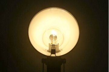中古　イタリア　アルテミデ社(Artemide)　インダストリアルスタイルの空間づくりに活躍するフロアスタンド(スタンドライト、スタンド照明)(R-060142)