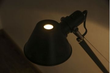 中古　イタリア　アルテミデ社(Artemide)　インダストリアルスタイルの空間づくりに活躍するフロアスタンド(スタンドライト、スタンド照明)(R-060142)