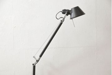中古　イタリア　アルテミデ社(Artemide)　インダストリアルスタイルの空間づくりに活躍するフロアスタンド(スタンドライト、スタンド照明)(R-060142)