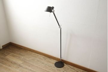 中古　イタリア　アルテミデ社(Artemide)　インダストリアルスタイルの空間づくりに活躍するフロアスタンド(スタンドライト、スタンド照明)(R-060142)