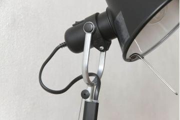 中古　イタリア　アルテミデ社(Artemide)　インダストリアルスタイルの空間づくりに活躍するフロアスタンド(スタンドライト、スタンド照明)(R-060142)
