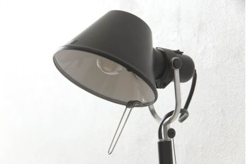 中古　イタリア　アルテミデ社(Artemide)　インダストリアルスタイルの空間づくりに活躍するフロアスタンド(スタンドライト、スタンド照明)(R-060142)