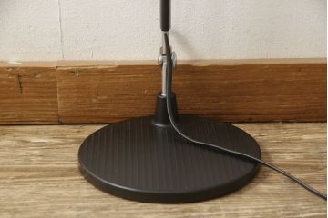 中古　イタリア　アルテミデ社(Artemide)　インダストリアルスタイルの空間づくりに活躍するフロアスタンド(スタンドライト、スタンド照明)(R-060142)