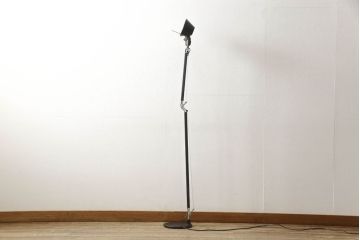中古　イタリア　アルテミデ社(Artemide)　インダストリアルスタイルの空間づくりに活躍するフロアスタンド(スタンドライト、スタンド照明)(R-060142)