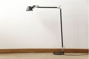中古　イタリア　アルテミデ社(Artemide)　インダストリアルスタイルの空間づくりに活躍するフロアスタンド(スタンドライト、スタンド照明)(R-060142)